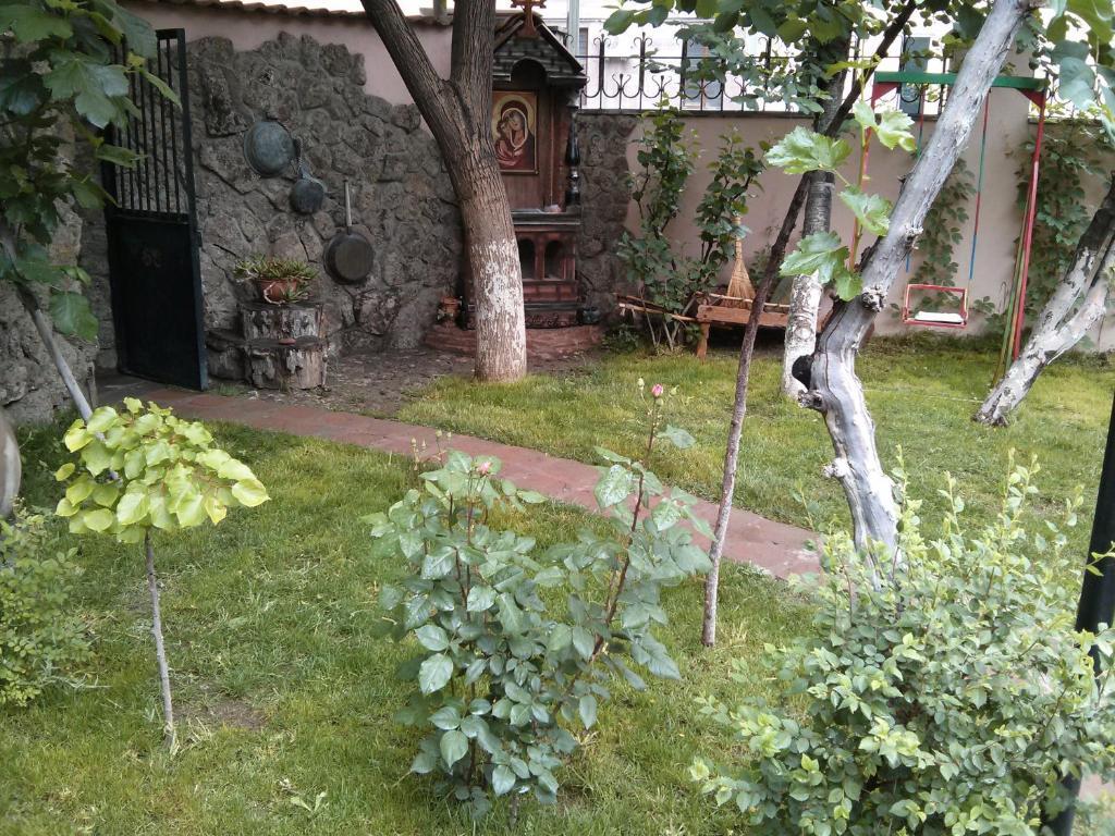 欣埃里温希酒店 耶烈万 外观 照片